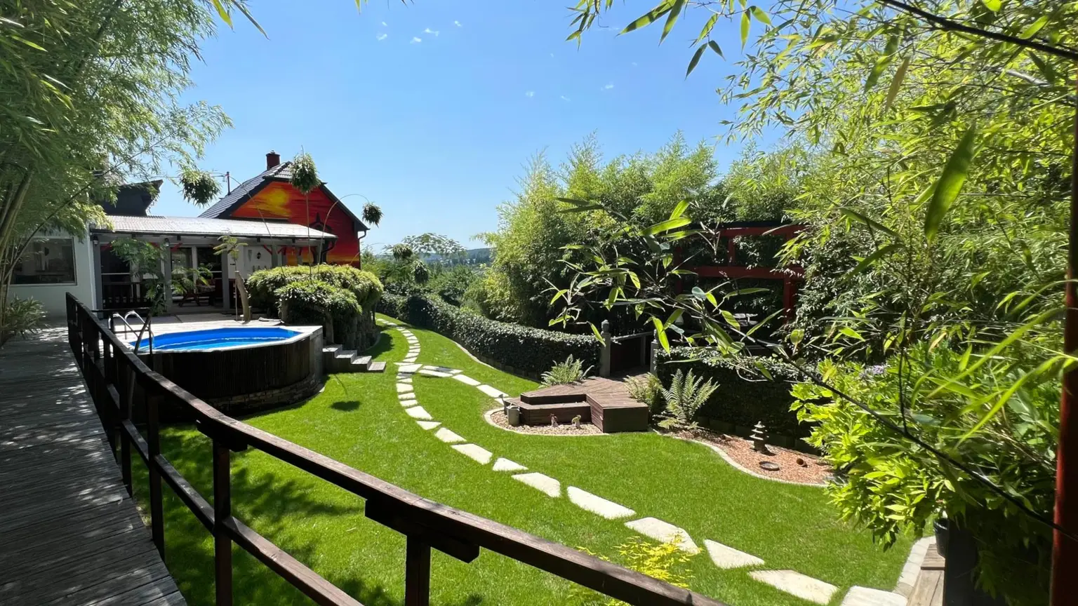 Wohnhaus mit wunderschönem Garten und Pool in erhöhter Lage!