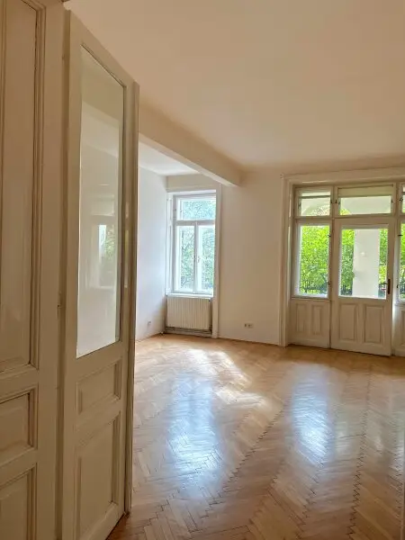 Exklusives Altbaujuwel in Gersthof – Sanierungsbedürftige 3,5-Zimmer-Wohnung mit Balkon in Zinsvilla