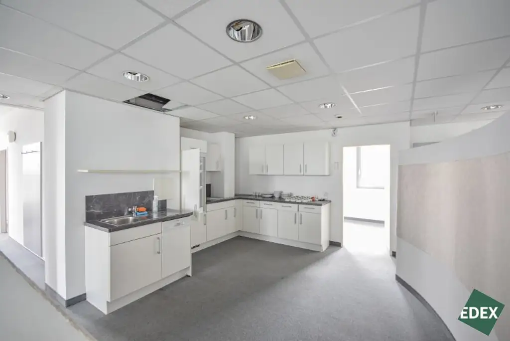 Durchdacht aufgeteilte Bürofläche mit Terrasse und optimaler Anbindung