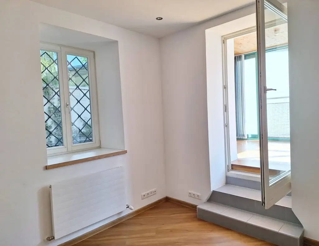 Stadt-Büro/ Studio mit Wintergarten und Parkplatz vor der Türe!
