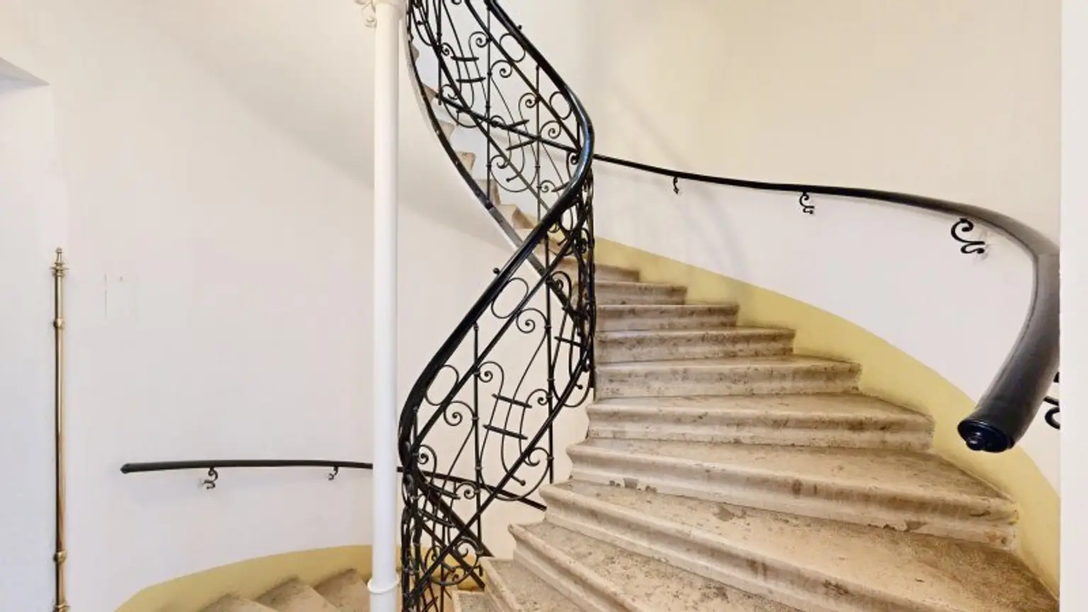 Büro/Praxis im klassischen Altbau | 85 m² mit 2 Räumen | sehr gute Infrastruktur