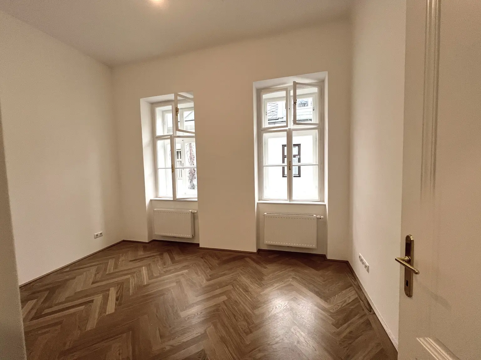 GENERALSANIERT: Klimatisierte 4-Zimmer-Wohnung mit fantastischer Stadtaussicht / Air-conditioned 4-room flat with fantastic city view