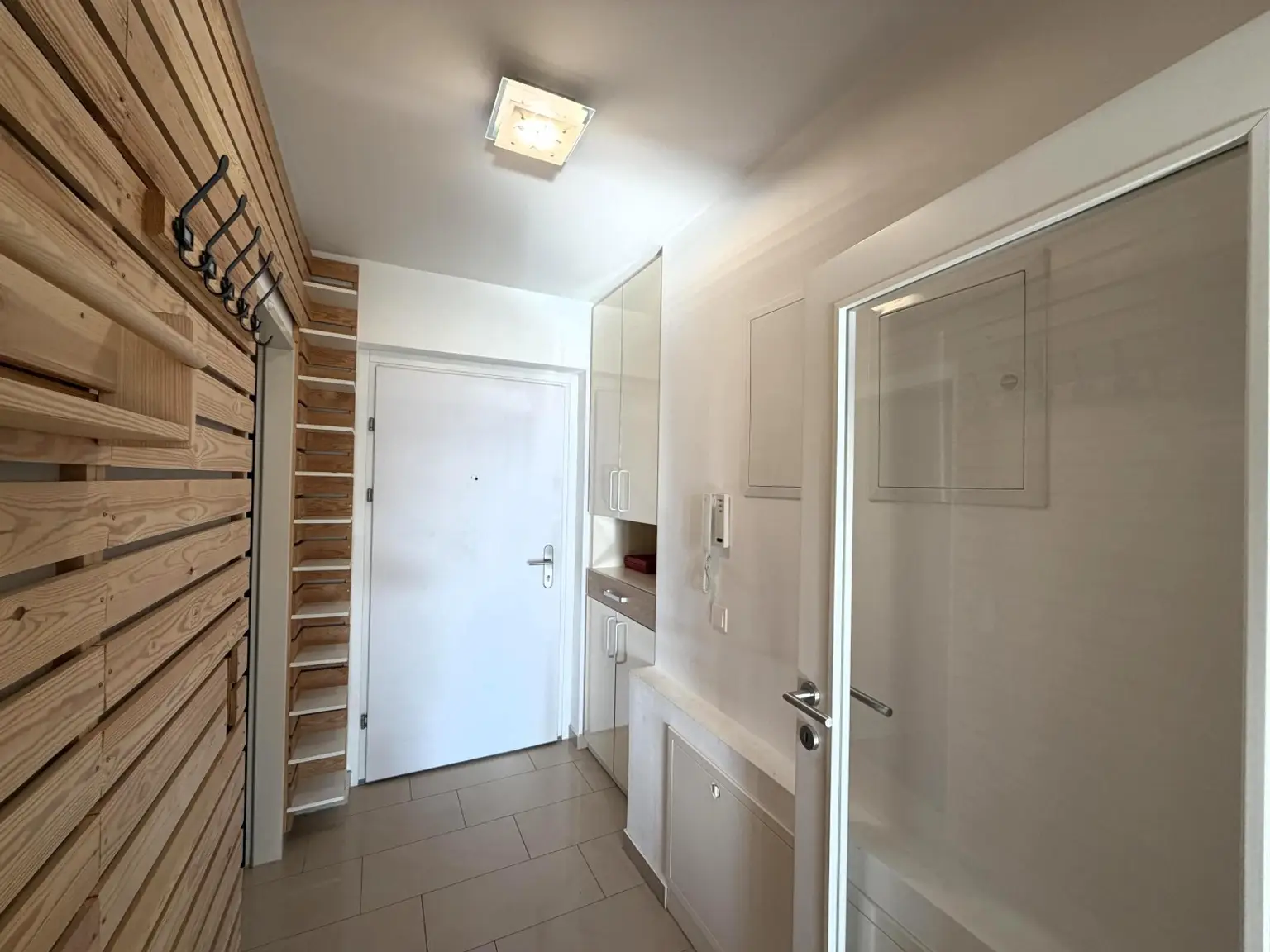 Eingangsbereich / Garderobe / Bad 1 von 2