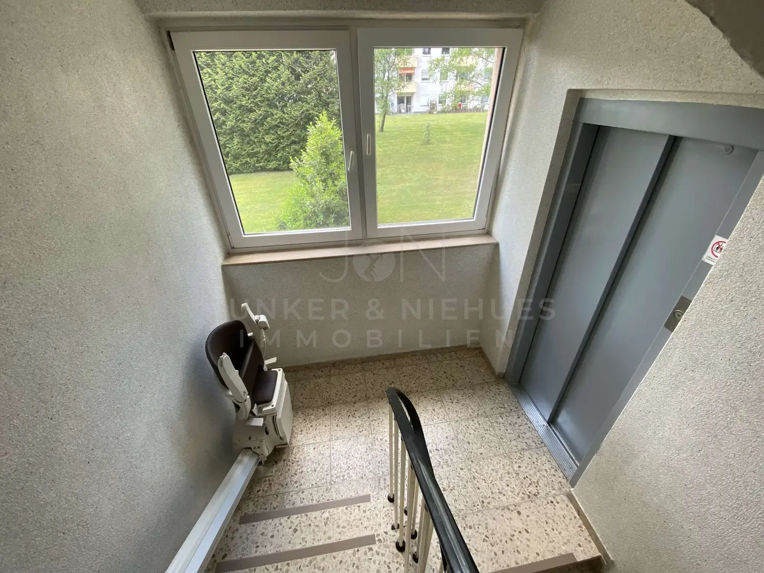 Barrierearmer Zugang mit Fahrstuhl und Treppenlift