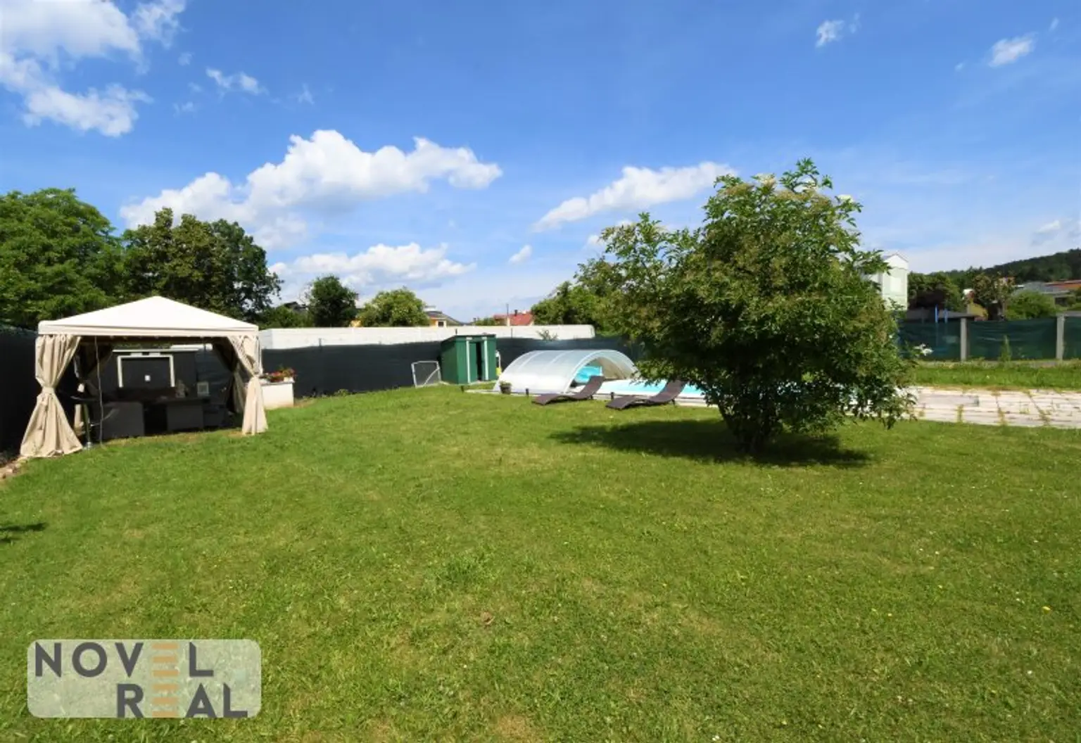 Sanierter Jugendstilaltbau mit Nebengebäude auf großem Grundstück mit Swimmingpool im Bezirk BADEN