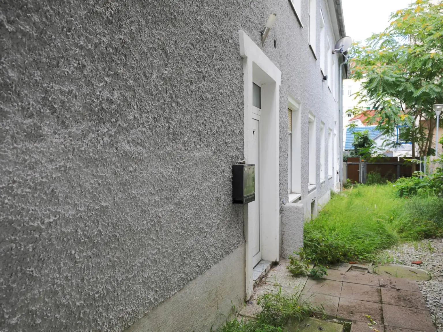 Renovierungsbedürftiges ZInshaus mit aureichend Parkplätzen im Trendbezirk Graz/Lend