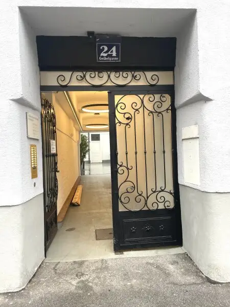 Sonnige 3,5-Zimmer Dachgeschoßwohnung mit Terrasse zu kaufen