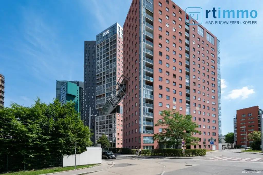 Himmelblau überall, 104m² mit über 23m² Freifläche auf 3,5 Zimmern. Atemberaubender Ausblick soweit das Auge reicht!