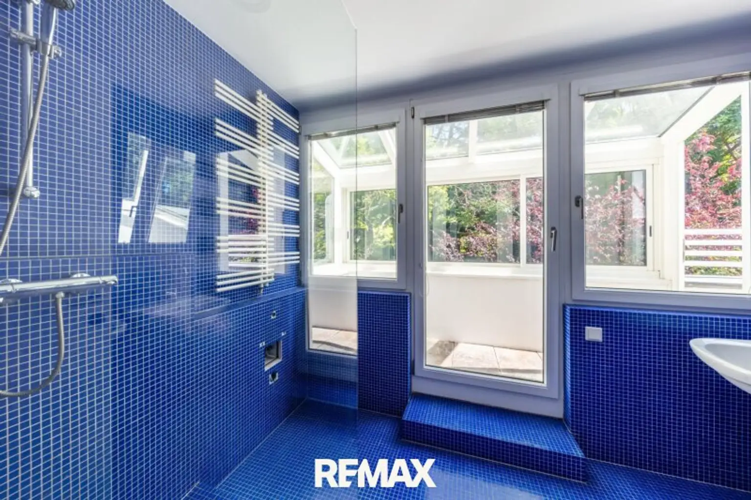 Badezimmer mit Terrasse/Wintergarten, uneinsehbar