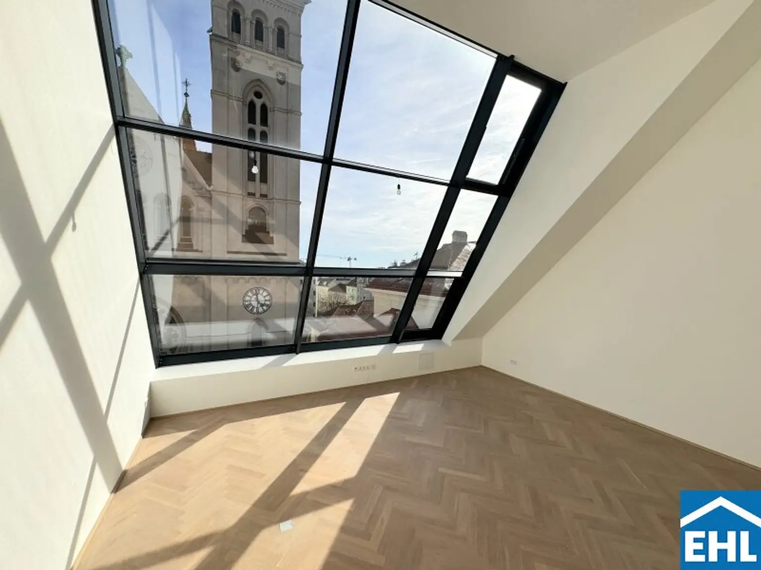 Spektakuläre Dachgeschoßmaisonette mit Terrassentraum und Blick auf die Canisiuskirche