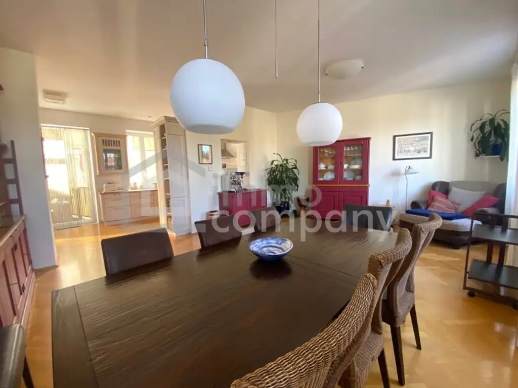 Altbau trifft Eleganz – 5-Zimmer-Wohntraum mit Charme und Stil