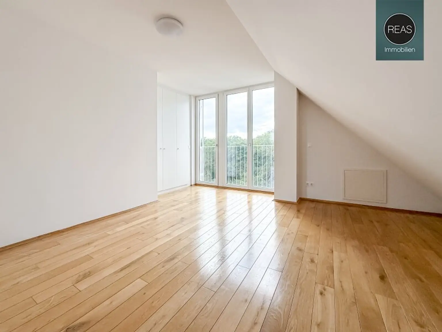Provisionsfrei: Sehr gut ausgestattete Doppelhaushälfte mit Garten beim Theresa-Tauscher-Park! 5 Min. zum Donau Zentrum. 10 Min. zur UNO City. Parkplatz verfügbar!