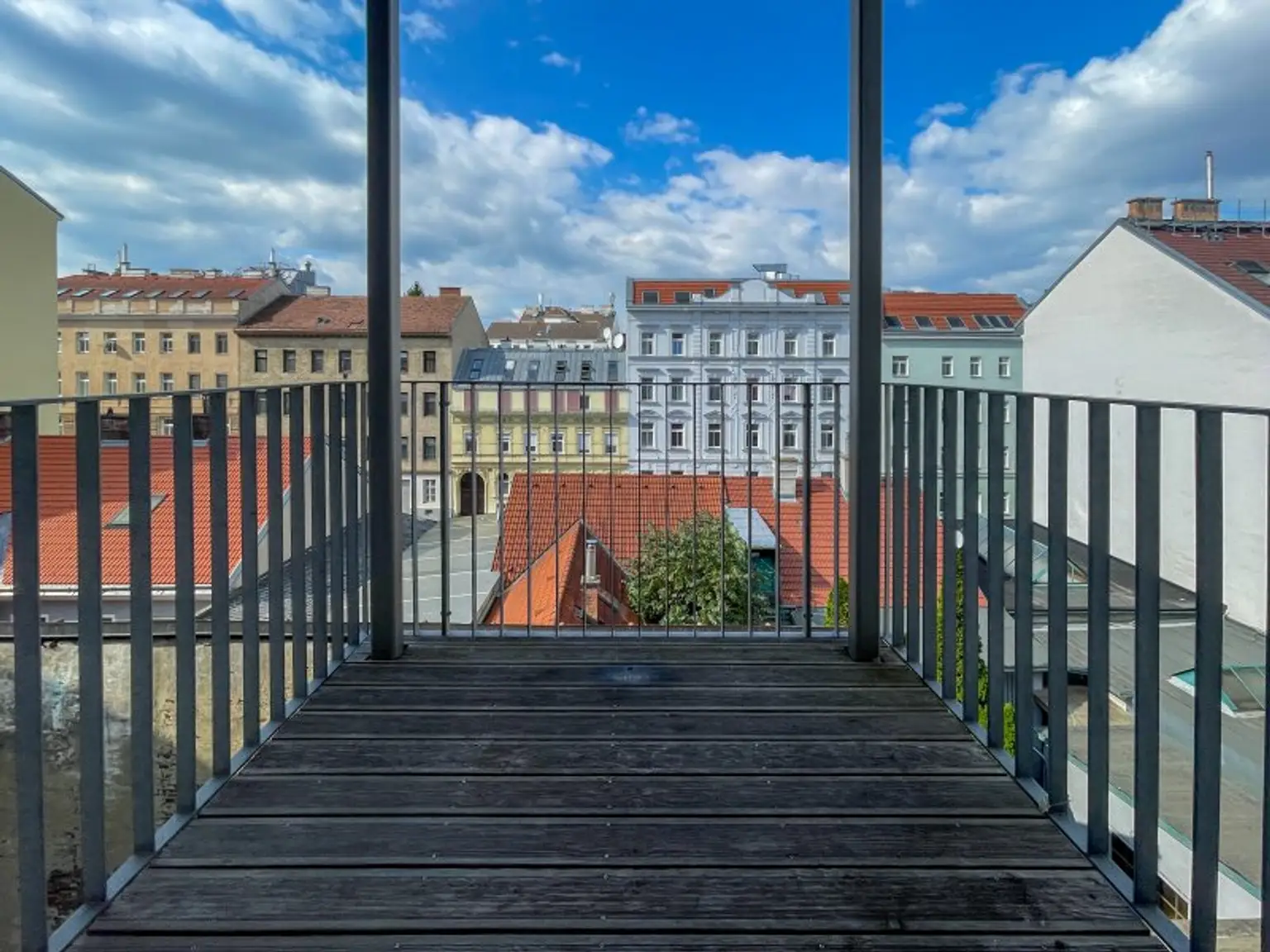 ALTBAUWOHNUNG MIT HOFSEITIGEM BALKON: 3 Zimmer inkl. Küche im 3. Liftstock