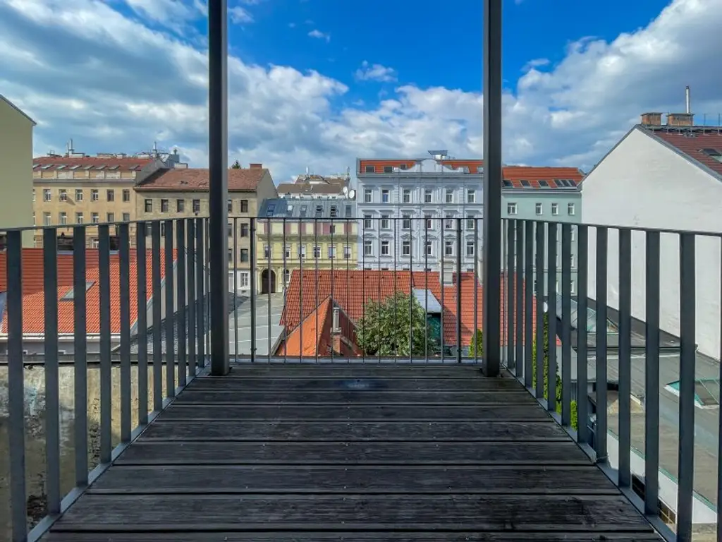 ALTBAUWOHNUNG MIT HOFSEITIGEM BALKON: 3 Zimmer inkl. Küche im 3. Liftstock