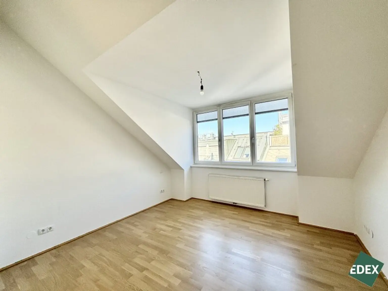 Charmante 2-Zimmer-Dachgeschosswohnung mit Süd-Terrasse und Kühlung nähe Arenbergpark