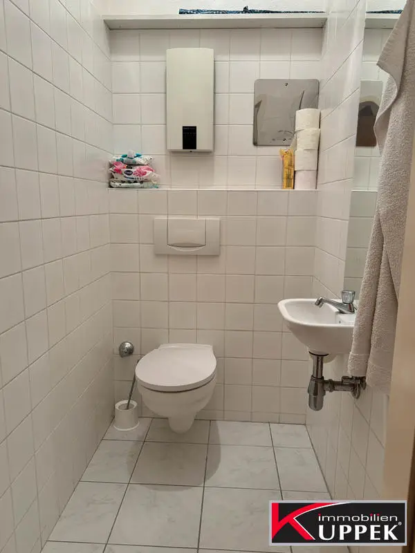 WC mit Waschbecken