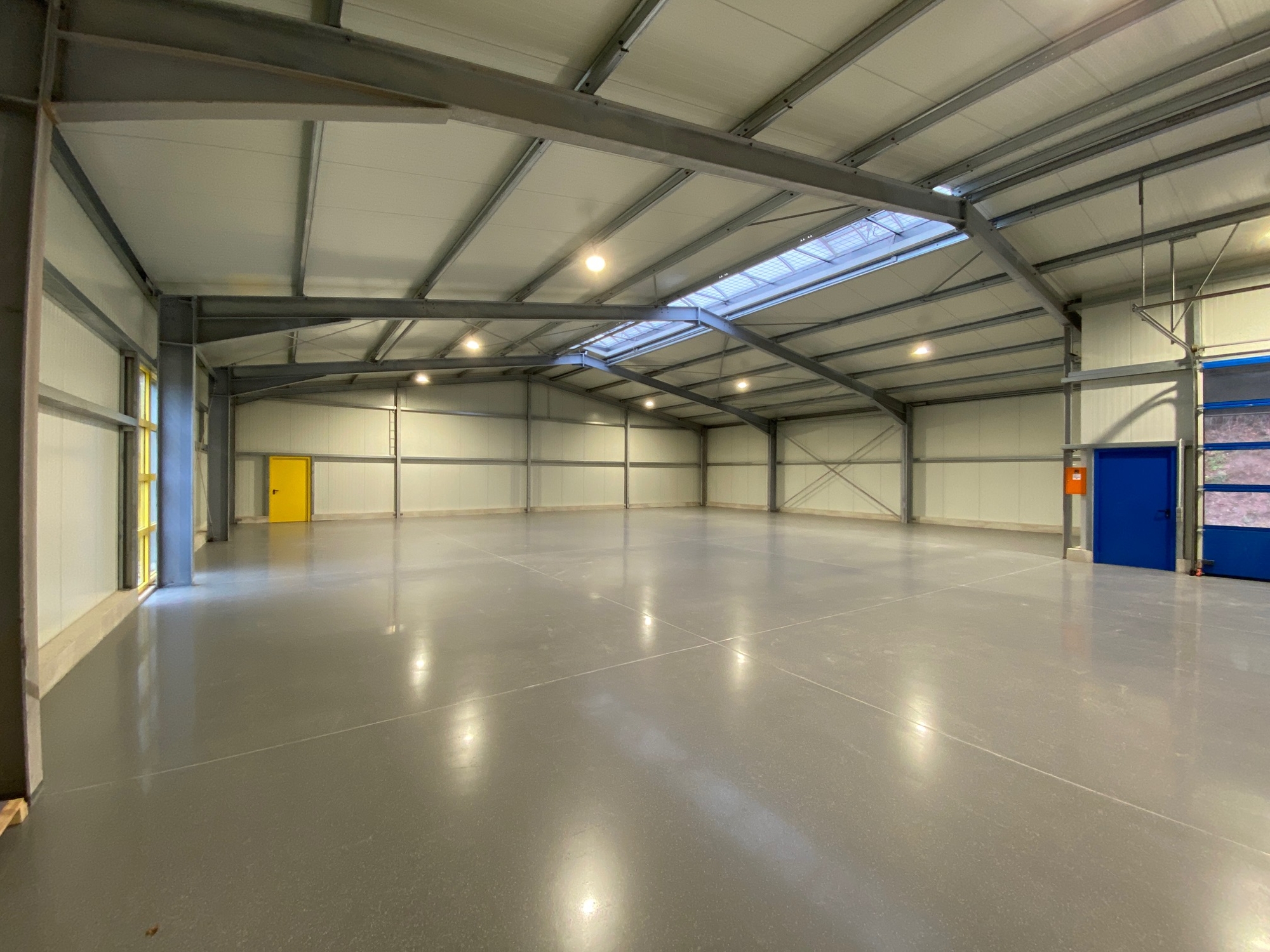 Attraktive Gewerbehalle 
mit Anbindung zur B41
zu vermieten