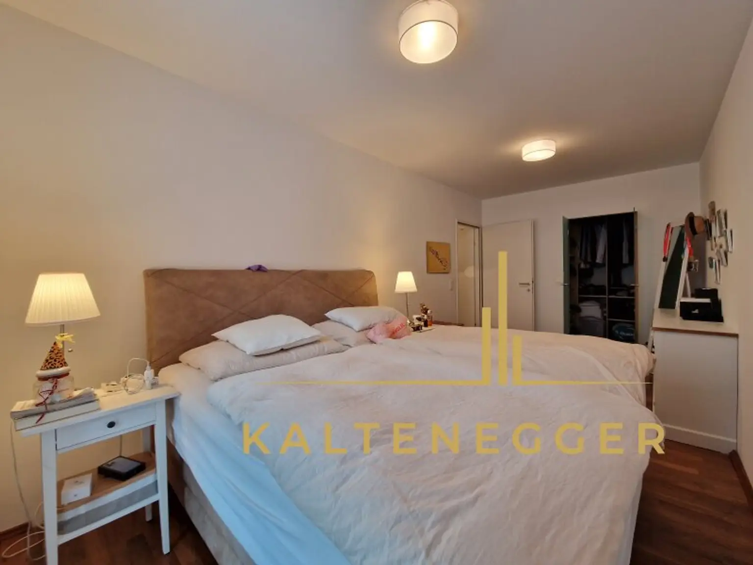 Schlafzimmer ca. 15,17 m² + Schrankraum ca. 3,03 m²