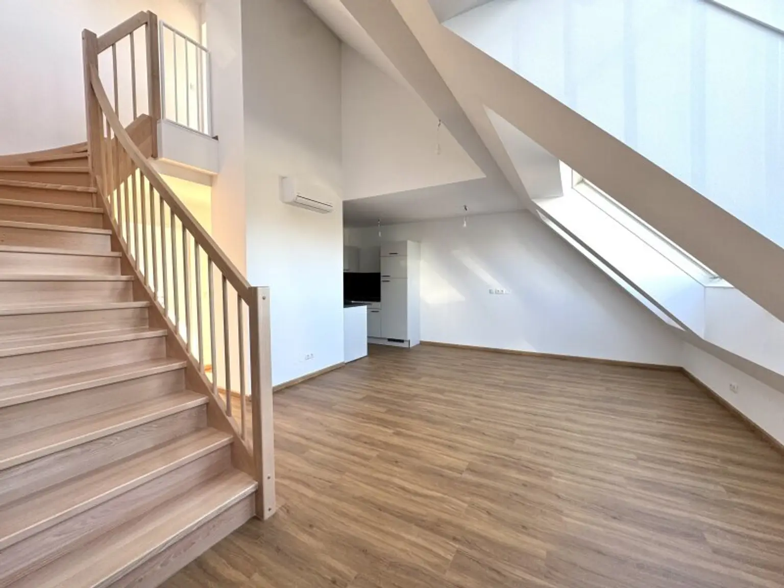 Dachgeschossausbau mit Terrasse & Klimaanlage - Erstbezug