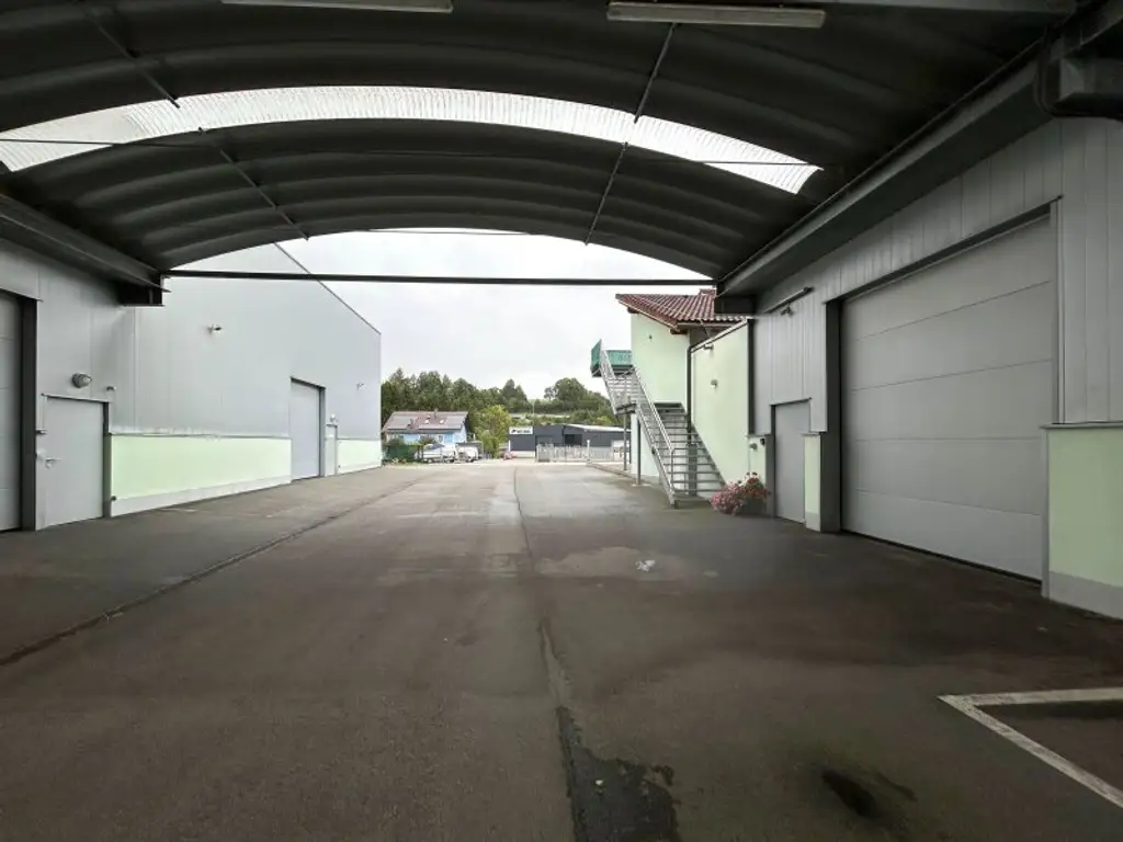 Moderne Gewerbehalle mit Büroflächen in Pinsdorf zu mieten!