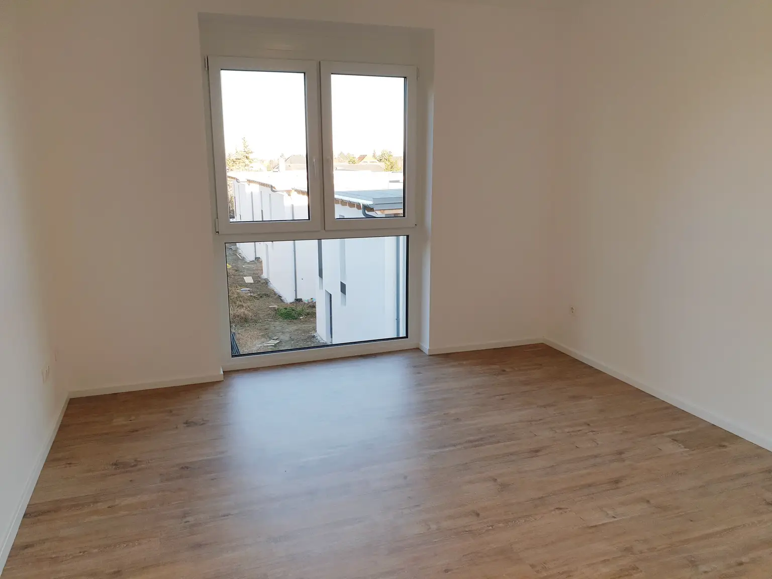 Neuwertige 3 Zimmer Wohnung mit Balkon + 2 Parkplätzen!!