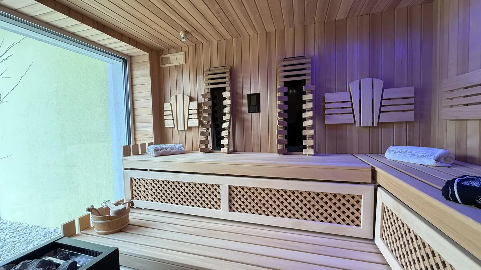 Sauna mit Blick in den Garten
