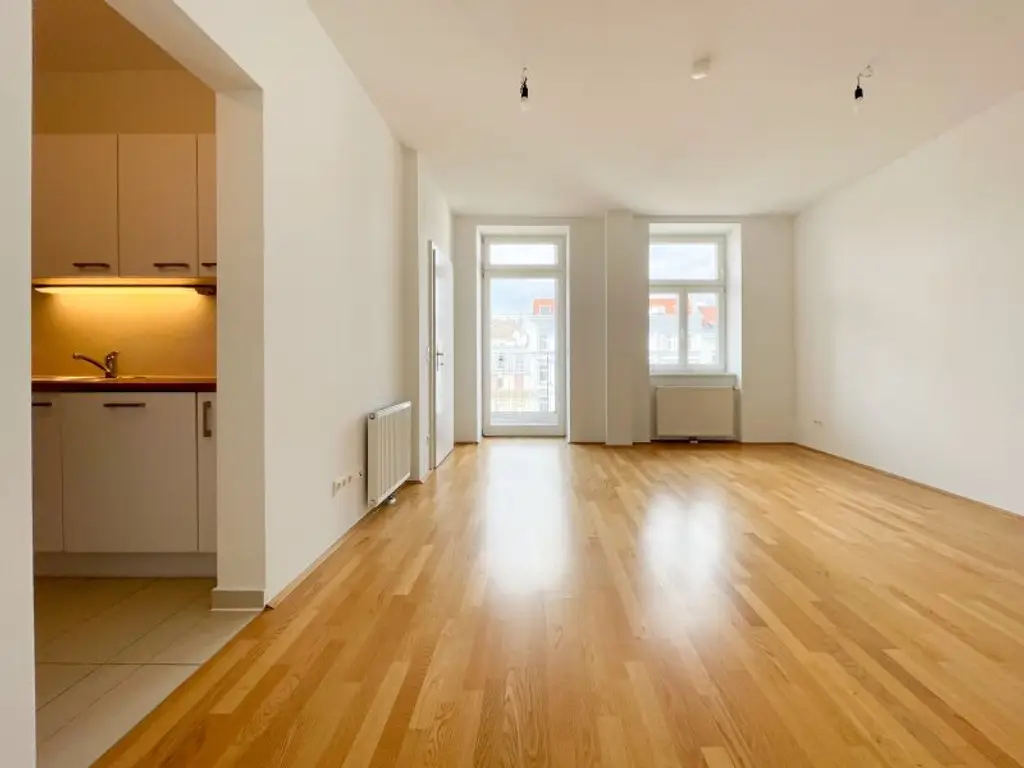 ALTBAUWOHNUNG MIT HOFSEITIGEM BALKON: 3 Zimmer inkl. Küche im 3. Liftstock