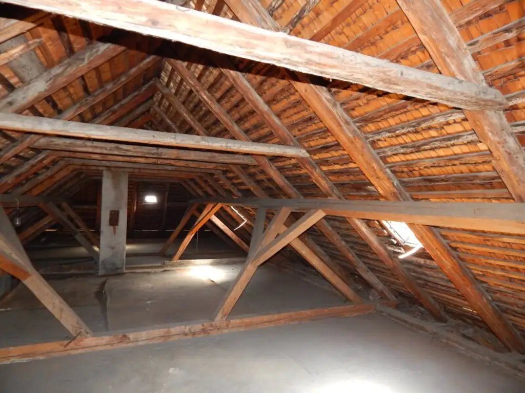 Historisches Gebäude mit großen Weinkeller mit Gewölbe im Zentrum von Perchtoldsdorf
