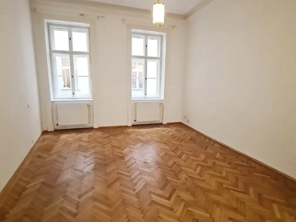 AM GRABEN-NÄHE, 95 m2 Altbau mit Balkon, 2 Zimmer, Komplettküche, Wannenbad, Parketten, 4. Liftstock, Flügeltüren, Spiegelgasse