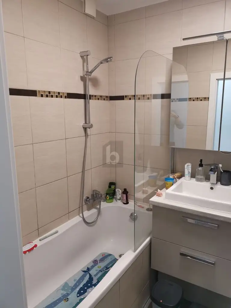 ZENTRALE LAGE, VOLLSTÄNDIG RENOVIERT, SEHR HELL