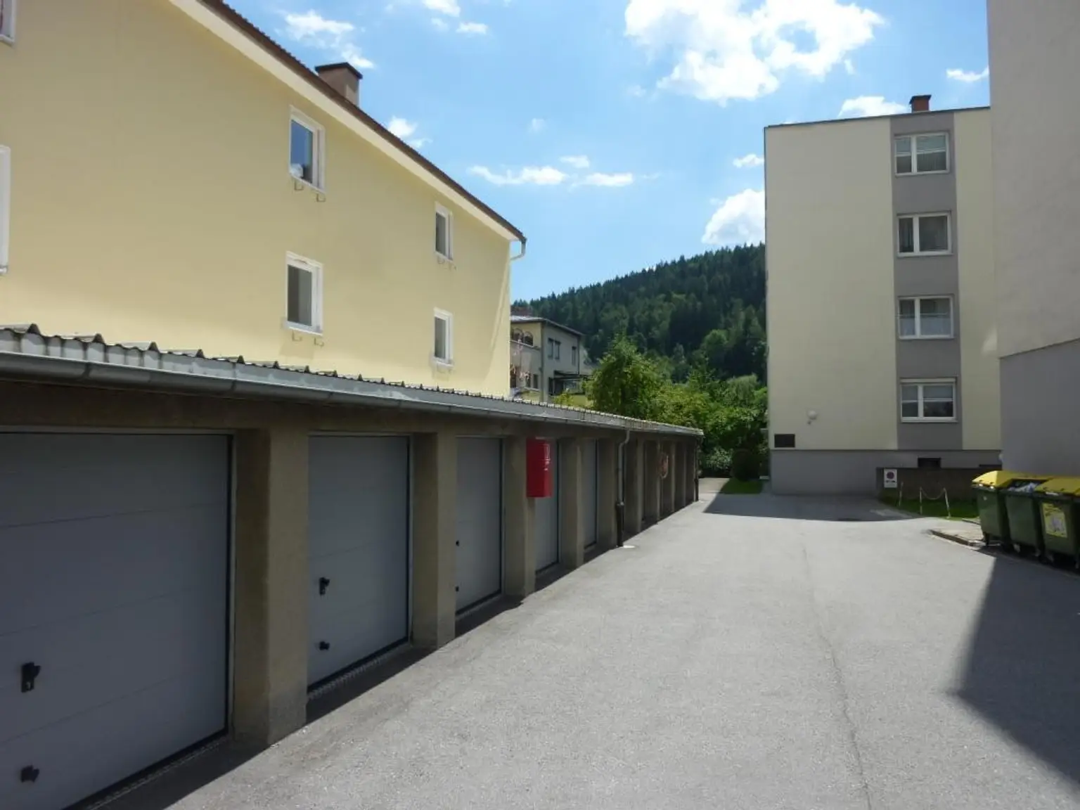 Sonnige 2,5-Zimmer-Wohnung mit Loggia und Garage!