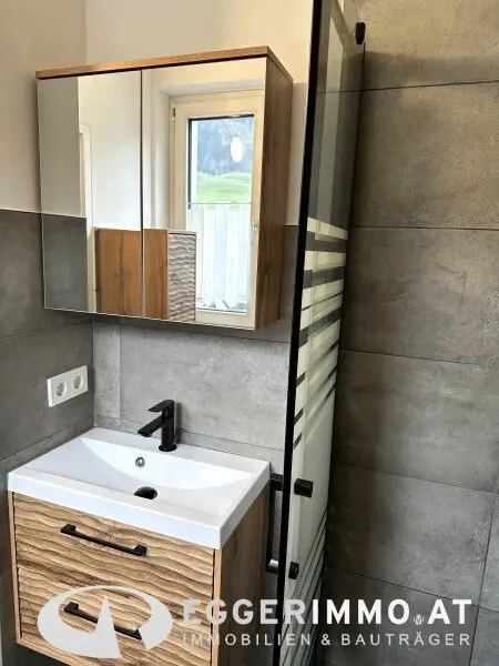 5710 Kaprun: Newly renovated 3-room apartment in a quiet location in Kaprun, near the center, available for rent from November 2025. Parking space available!