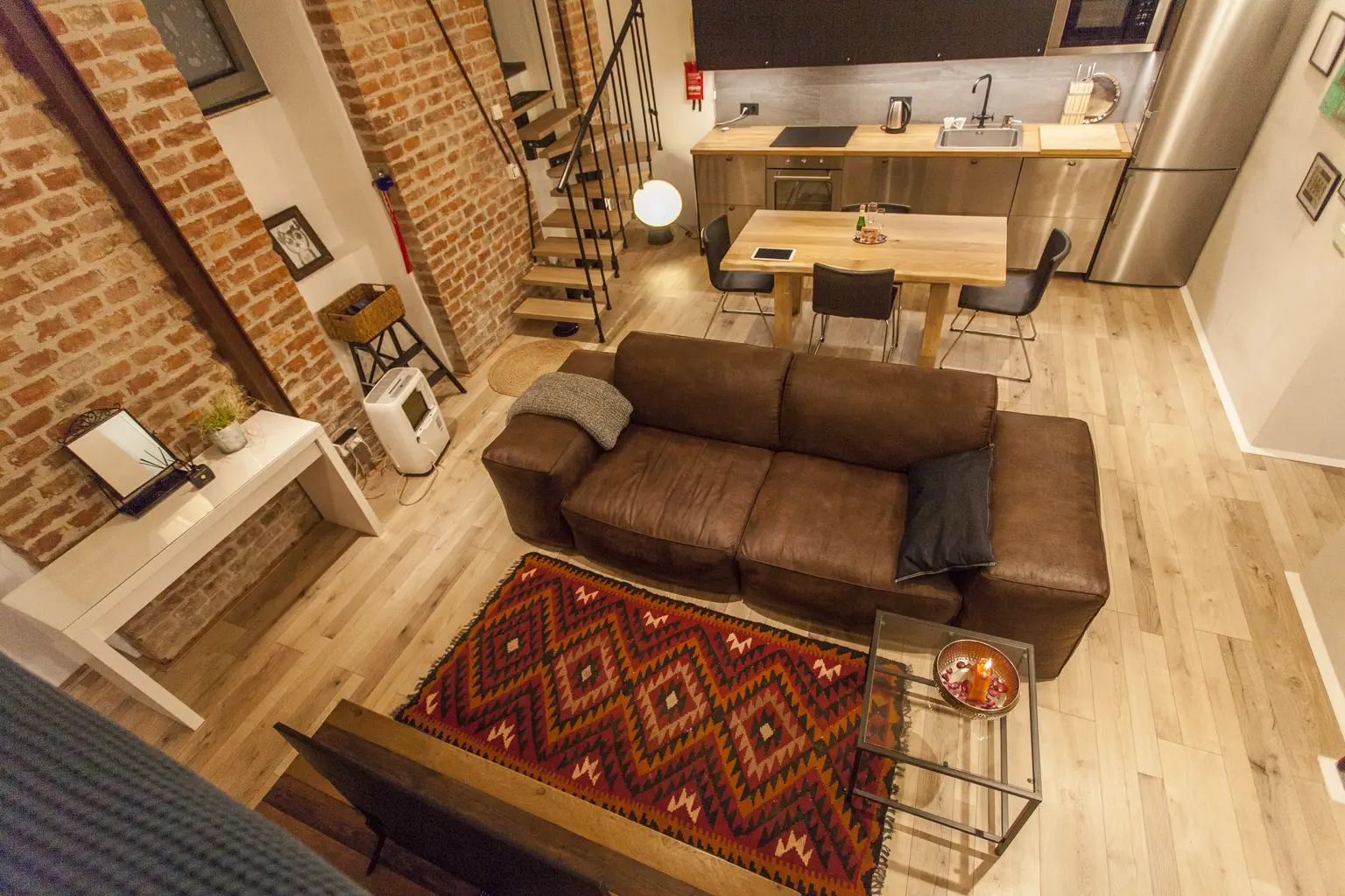 Moderne Souterrain Loft im Altbaustil ~ Kompakt eingerichtet ~ AKH Nähe ~ Gute öffentliche Anbindungen