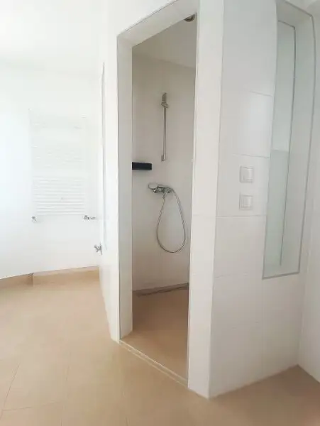 Großzügige Dachgeschoss-Wohnung mit Terrasse und Innenhoflage! Nähe Servitenviertel und U4 Friedensbrücke!
