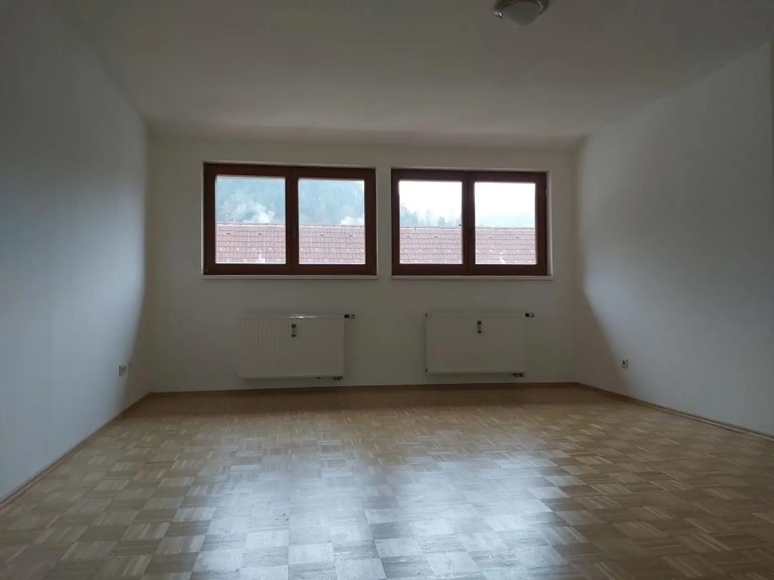 Zentrale 2-Zimmer-Wohnung mit Küchenblock im 2. Obergeschoß (Dachgeschoß) am Hauptplatz in Kapfenberg zu mieten !