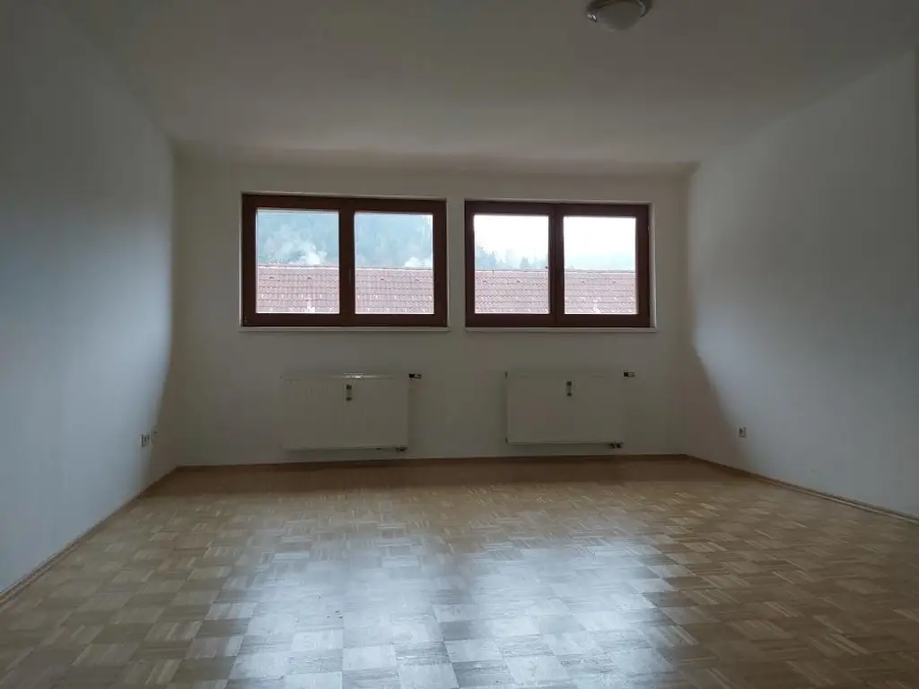 Zentrale 2-Zimmer-Wohnung mit Küchenblock im 2. Obergeschoß (Dachgeschoß) am Hauptplatz in Kapfenberg zu mieten !