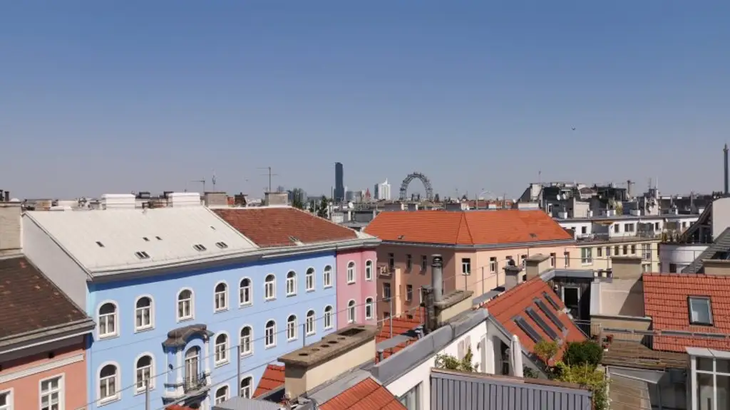 URANIA: 3 Zimmer mit hofseitiger Terrasse in Ruhelage: Luxus pur in Citynähe