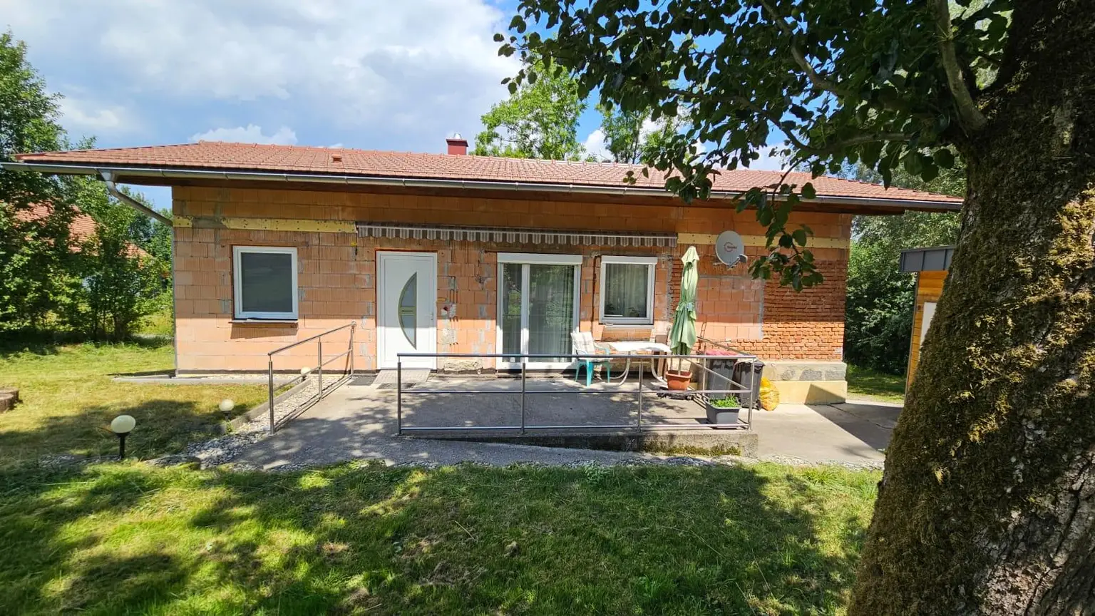 Innviertel-Highlight! Schöner neuwertiger Bungalow mit gr. Garage und schönem Garten in Eggerding nahe Andorf und Schärding zu verkaufen!