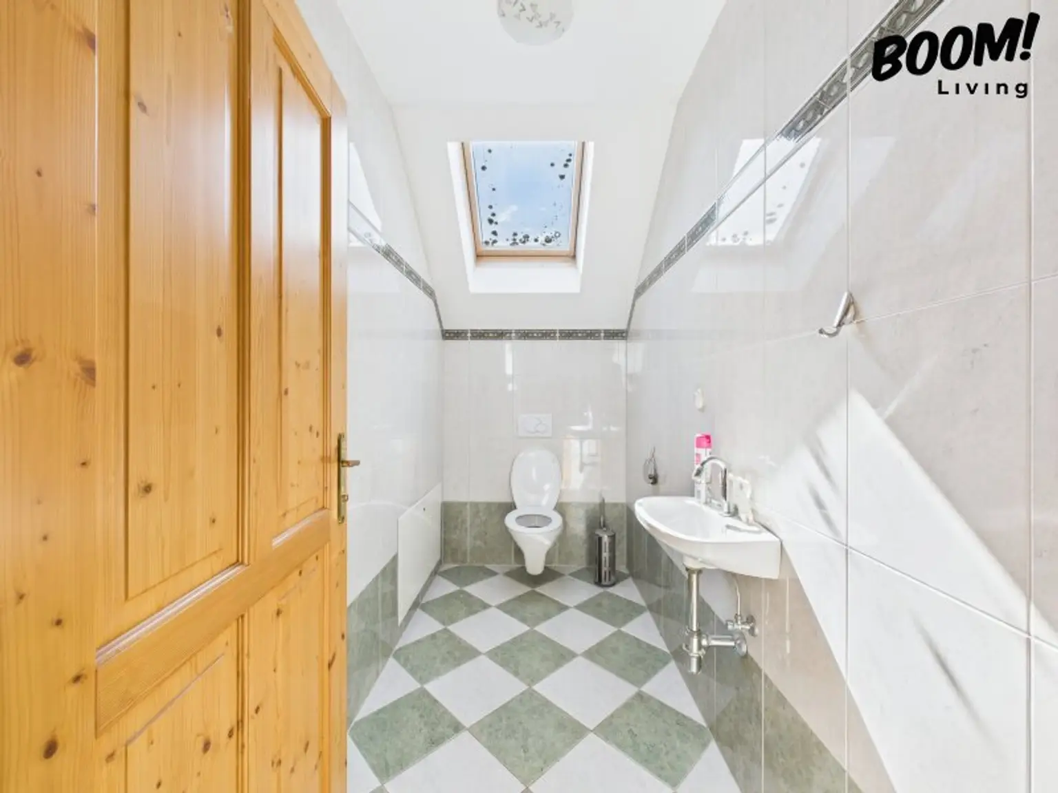 Exklusives Einfamilienhaus mit 8 Zimmern, sonniger Terrasse und weitläufigem Grundstück