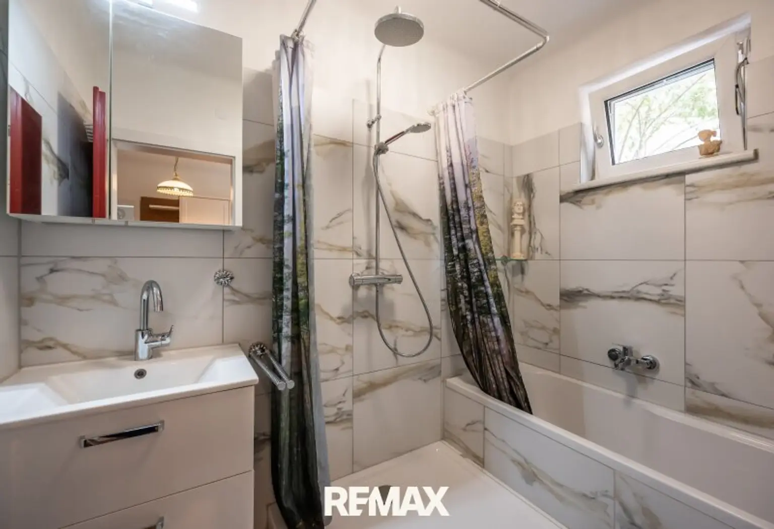 Bad inkl. Wanne und Dusche sowie Waschbecken, renoviert