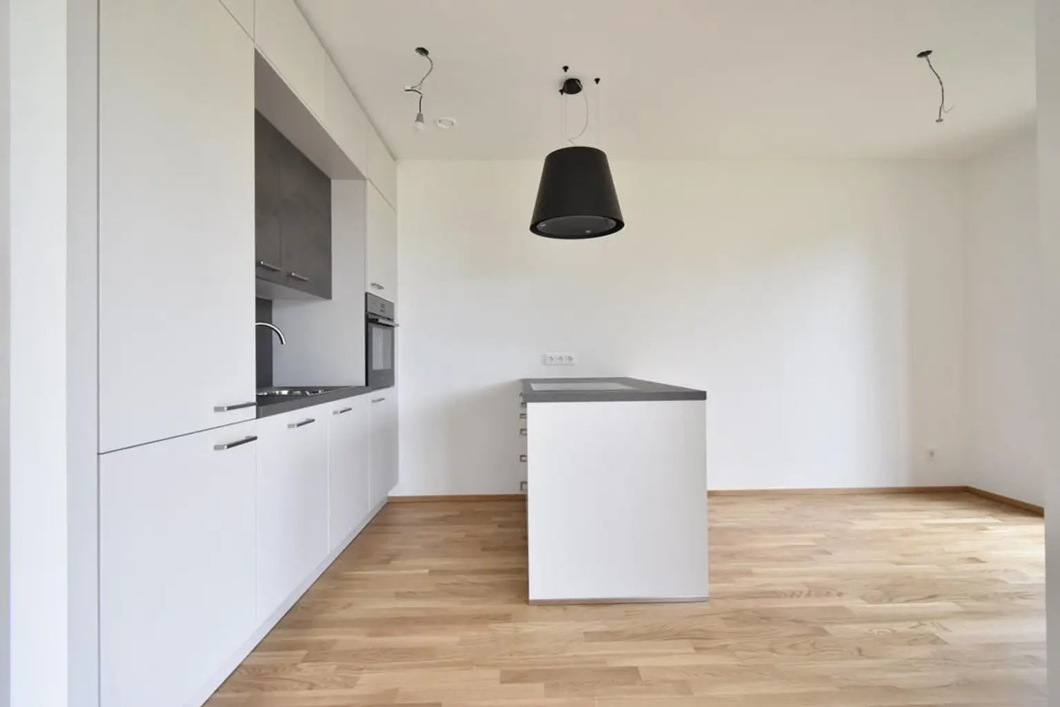 Wohn-, Küchen- und Essbereich mit Blick zur Küche