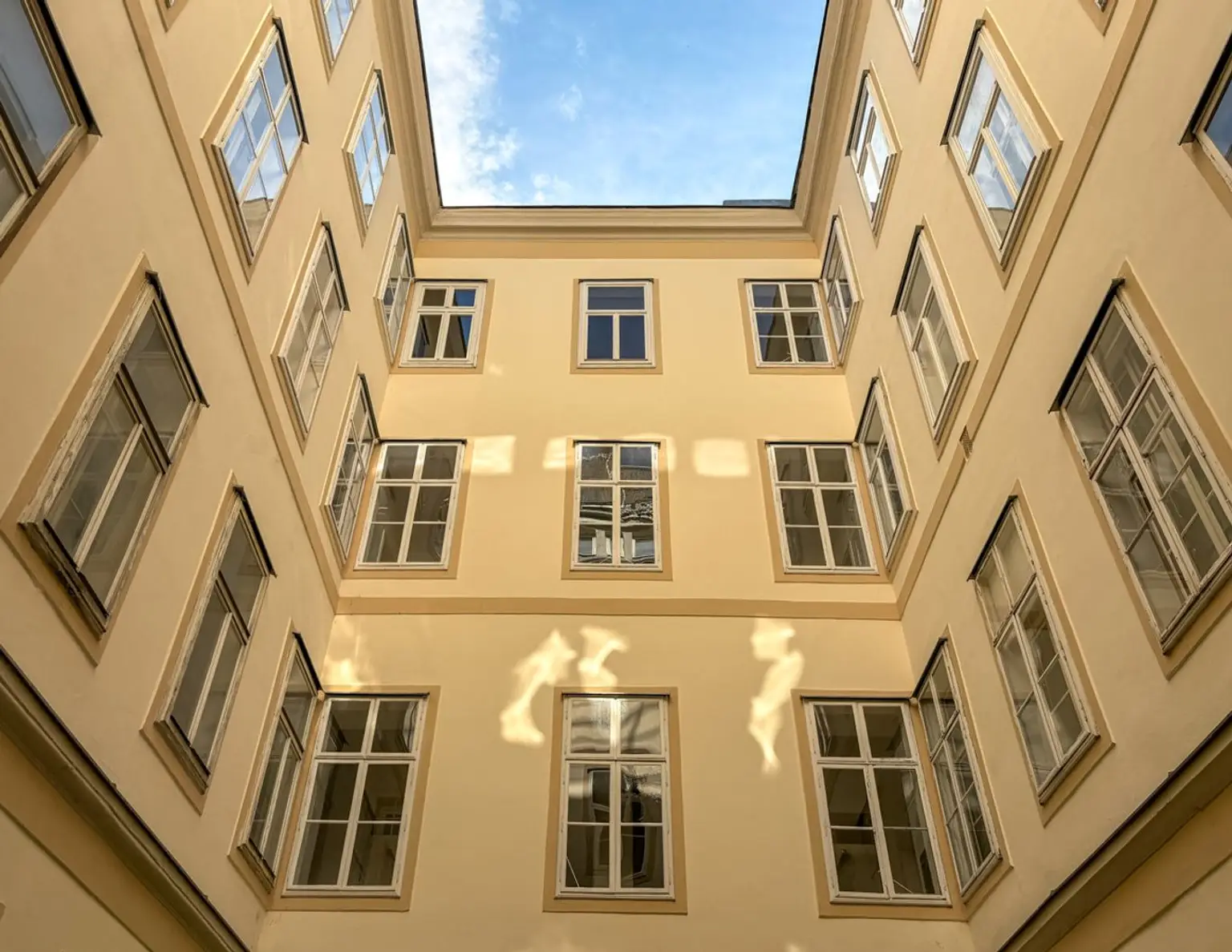 Zentrale Altbauwohnung in Biedermeierhaus nahe Rathaus und Parlament