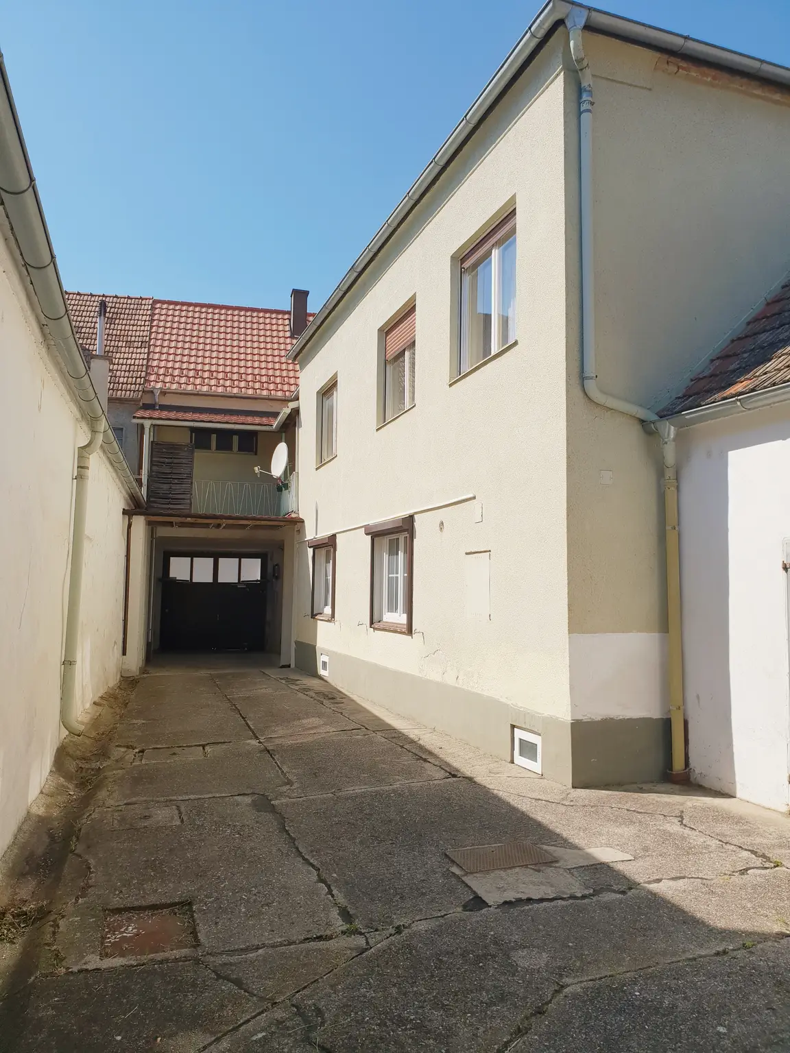 Zweifamilienhaus / Gewerbeobjekt  mit Nebengebäude zu verkaufen!