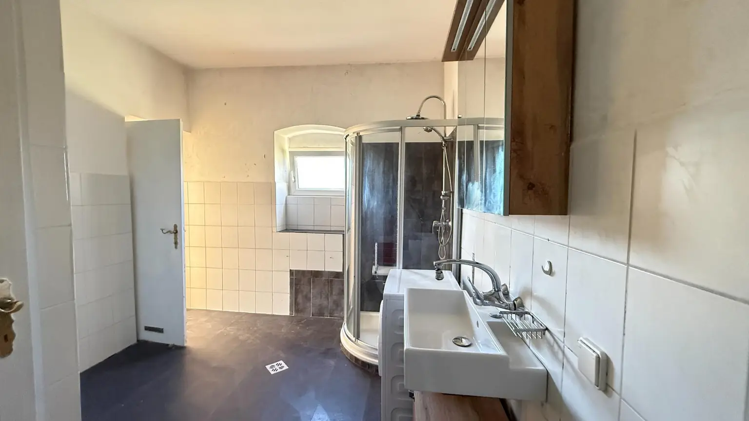 Badezimmer mit Dusche und WC