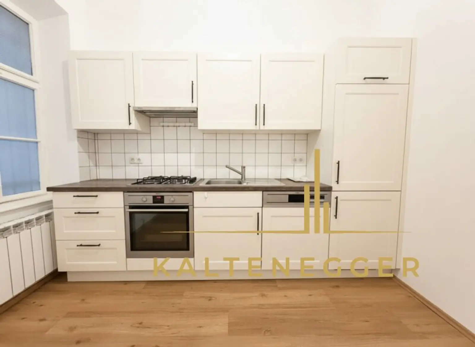 Küche mit Fenster zum Gang