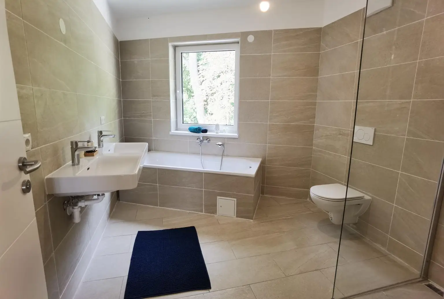 Bad mit Wanne Dusche WC