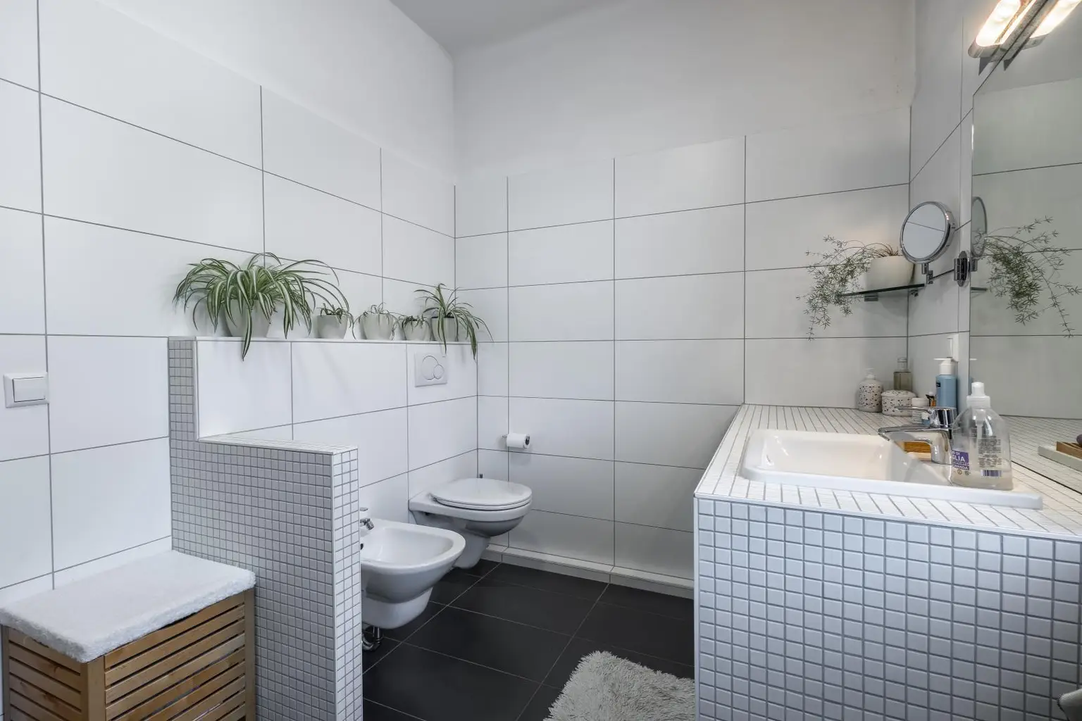 Bad mit WC und Dusche 1 OG