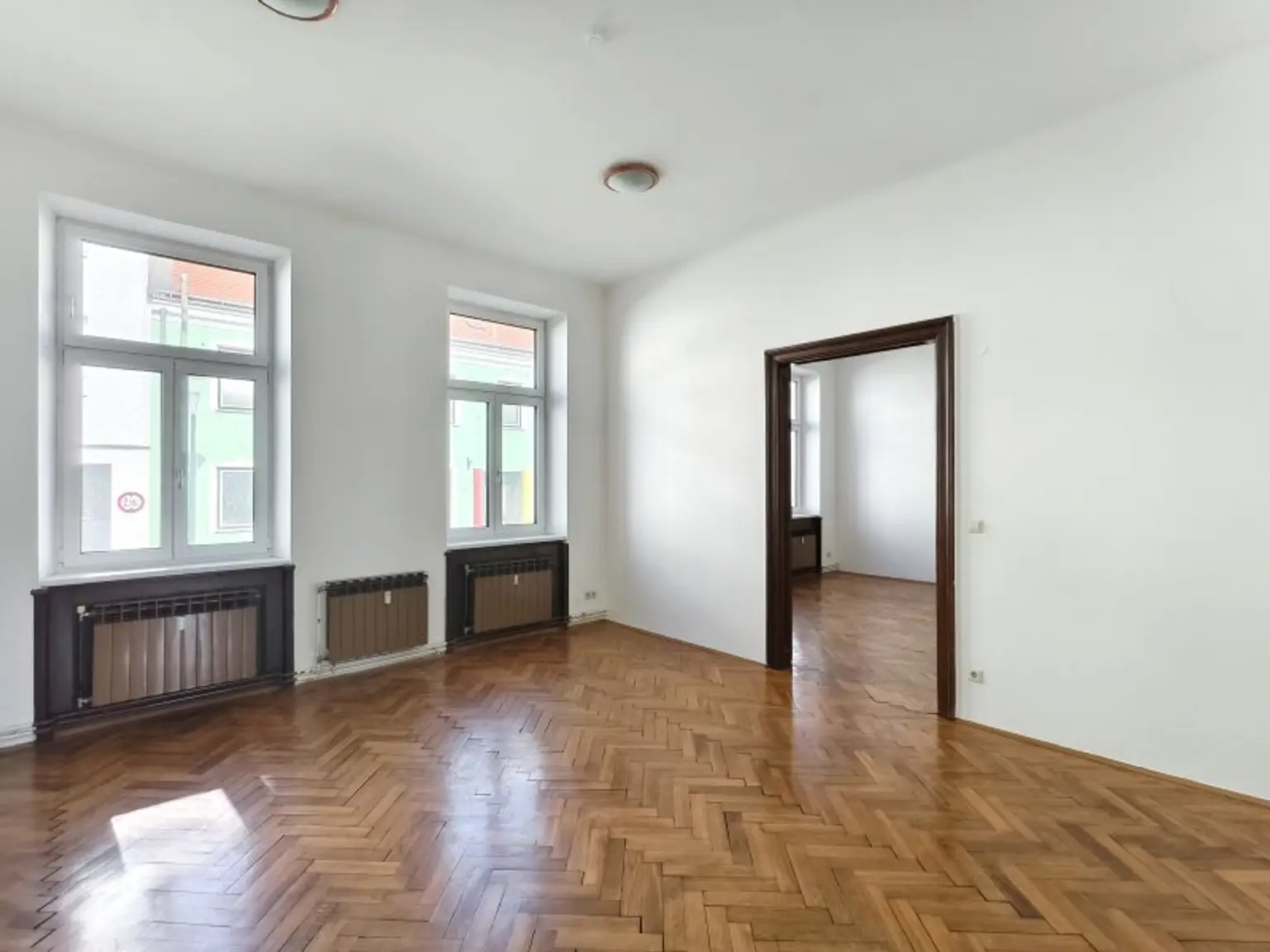 erstes großes Zimmer straßenseitig