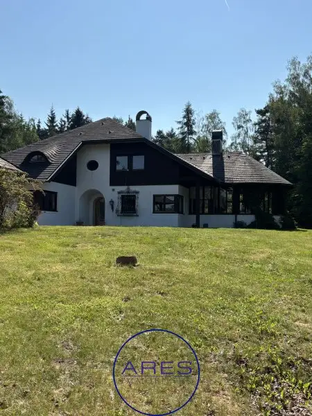 Villa mit Teich in Einzellage mit arrondierten ca. 5,6 ha großen Eigengrund