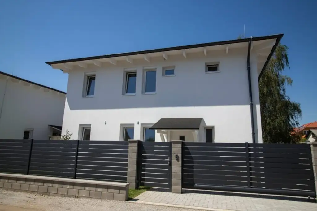 "Perfekt für Familien: ERSTBEZUG - Einfamilienhaus in Wien Nähe mit Schnellbahnanschluss"